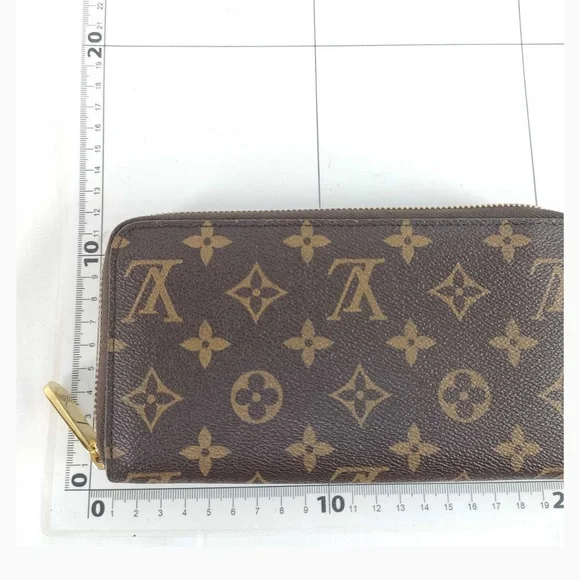 LOUIS VUITTON Dog MONOGRAM LV ZIPPY WALLET - Picture 2 of 11